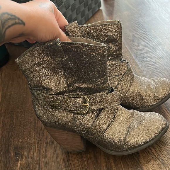 brown boots - Picture 1 of 4